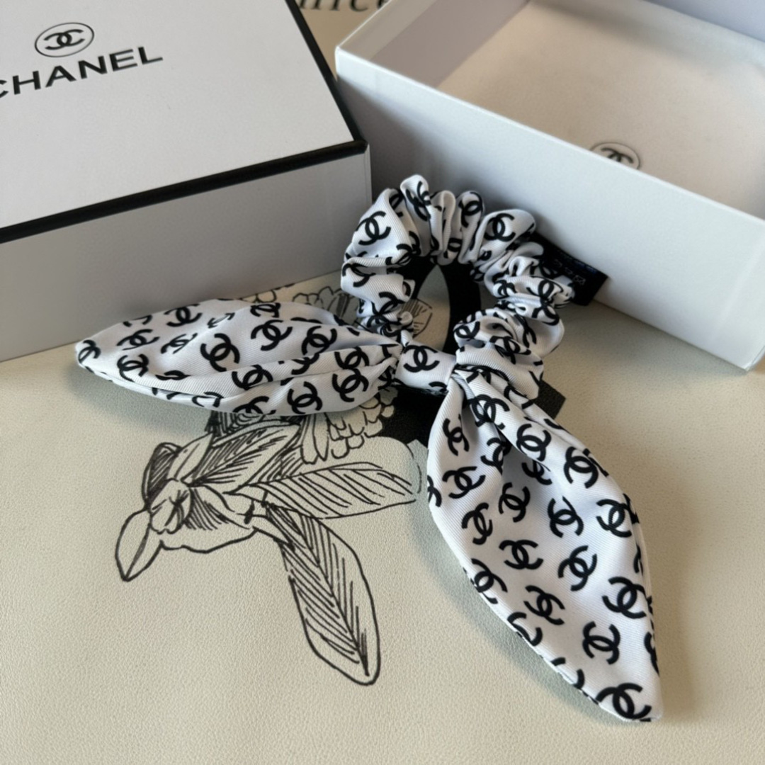  配包装
Chanel（香奈儿）经典真丝发圈 带头上或者手上都非常好看  时尚百搭人手必备单品☑️