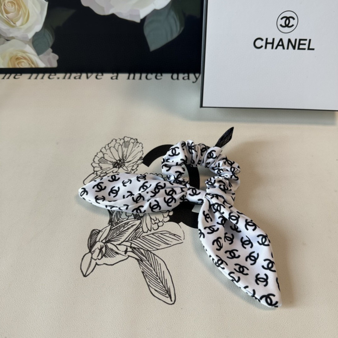  配包装
Chanel（香奈儿）经典真丝发圈 带头上或者手上都非常好看  时尚百搭人手必备单品☑️
