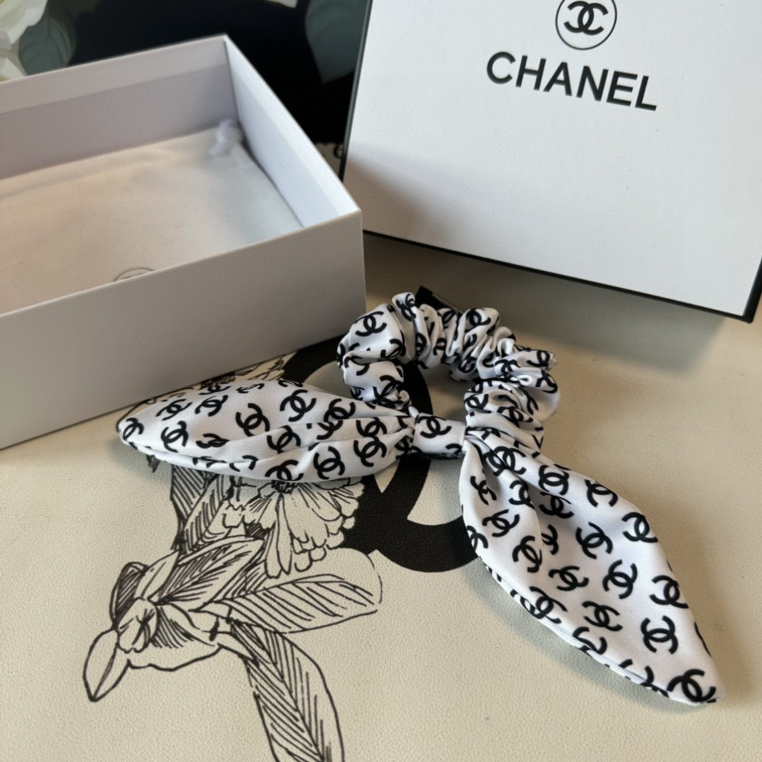  配包装
Chanel（香奈儿）经典真丝发圈 带头上或者手上都非常好看  时尚百搭人手必备单品☑️