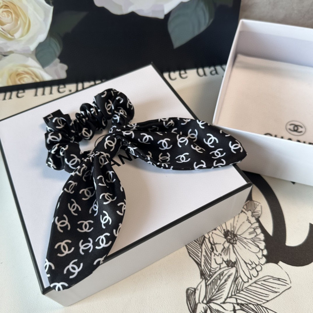  配包装
Chanel（香奈儿）经典真丝发圈 带头上或者手上都非常好看  时尚百搭人手必备单品☑️