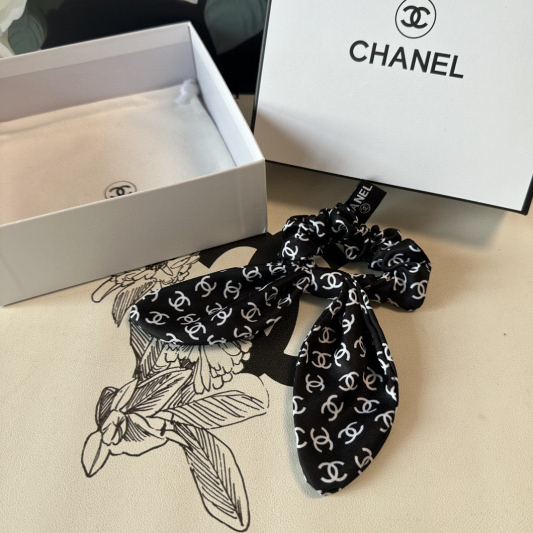  配包装
Chanel（香奈儿）经典真丝发圈 带头上或者手上都非常好看  时尚百搭人手必备单品☑️