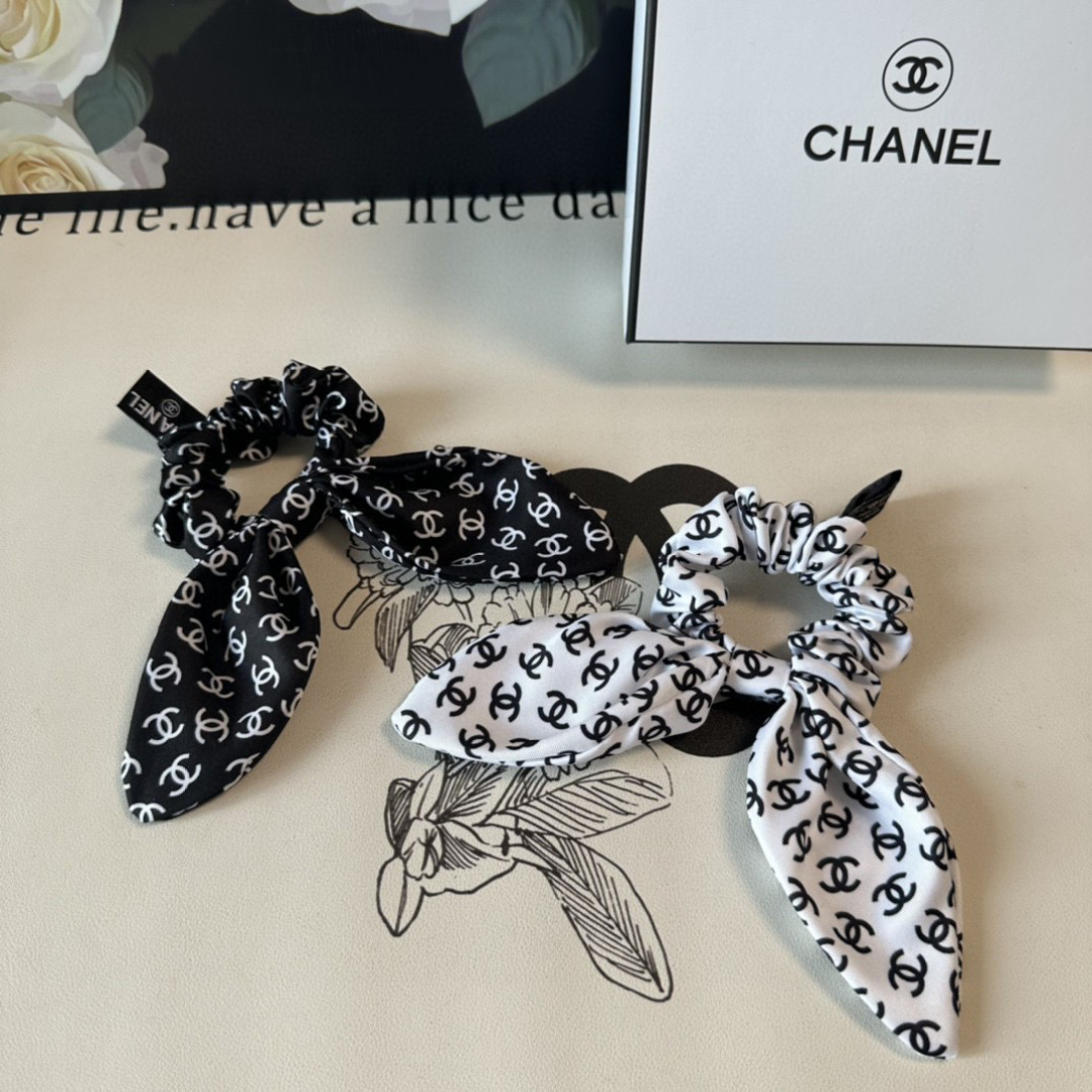 配包装
Chanel（香奈儿）经典真丝发圈 带头上或者手上都非常好看  时尚百搭人手必备单品☑️