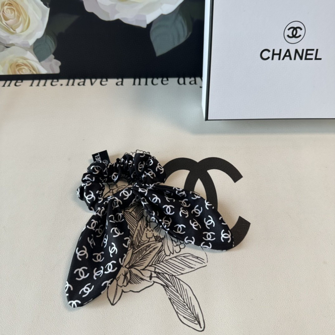  配包装
Chanel（香奈儿）经典真丝发圈 带头上或者手上都非常好看  时尚百搭人手必备单品☑️