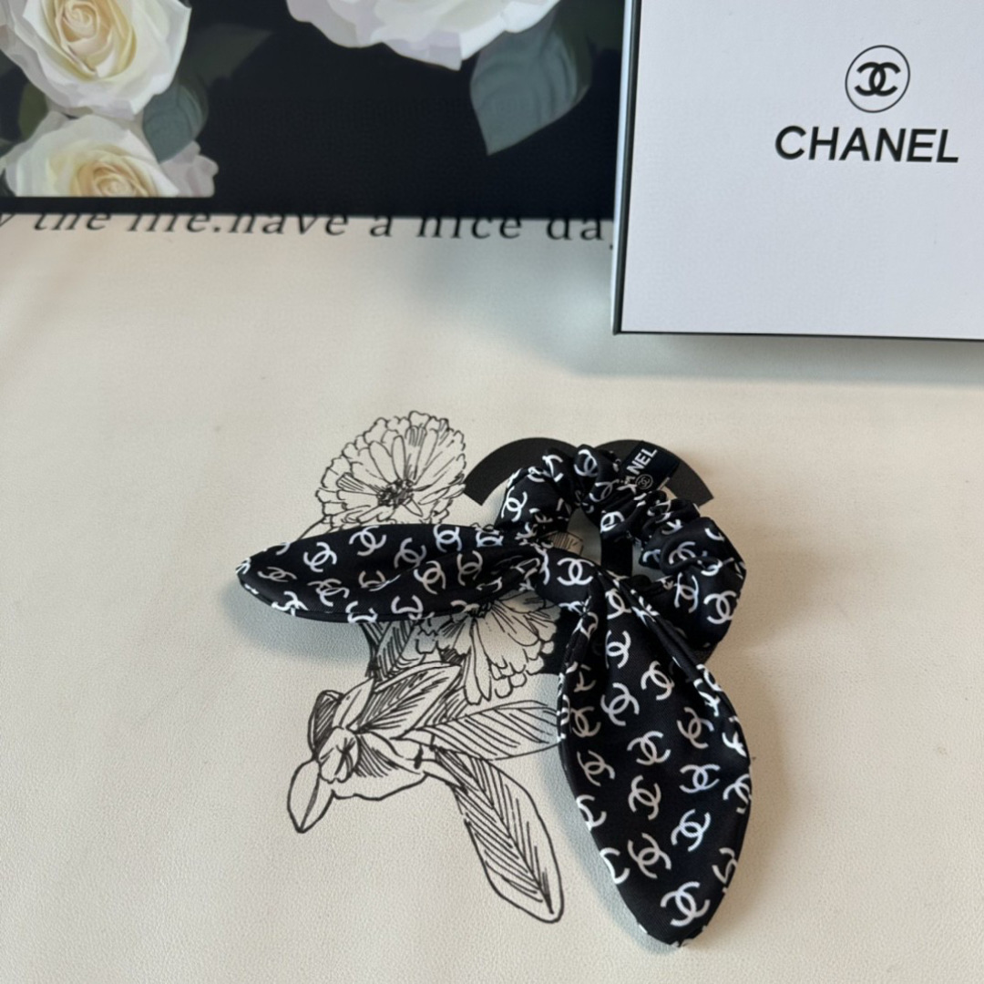  配包装
Chanel（香奈儿）经典真丝发圈 带头上或者手上都非常好看  时尚百搭人手必备单品☑️