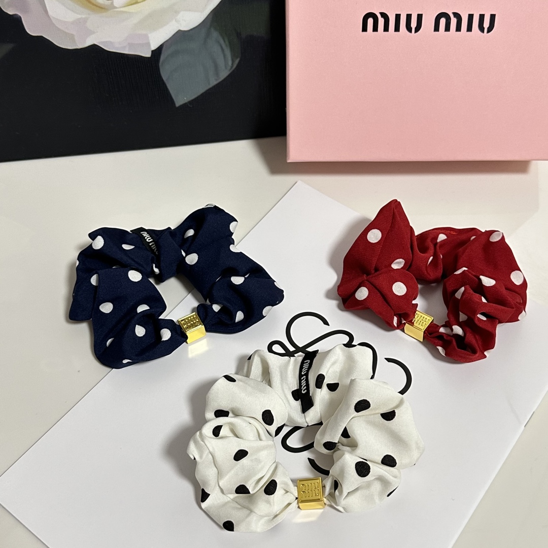  （单个）配全套包装
MiuMiu（缪缪）爆款真丝发圈，专柜款出货
一看就特别高档 超级百搭 必须自留