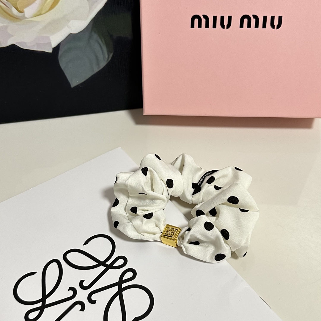  （单个）配全套包装
MiuMiu（缪缪）爆款真丝发圈，专柜款出货
一看就特别高档 超级百搭 必须自留