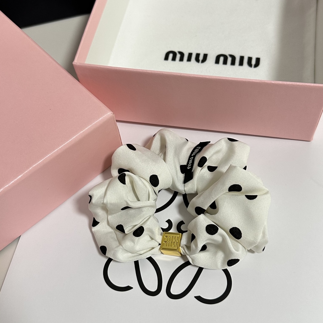  （单个）配全套包装
MiuMiu（缪缪）爆款真丝发圈，专柜款出货
一看就特别高档 超级百搭 必须自留