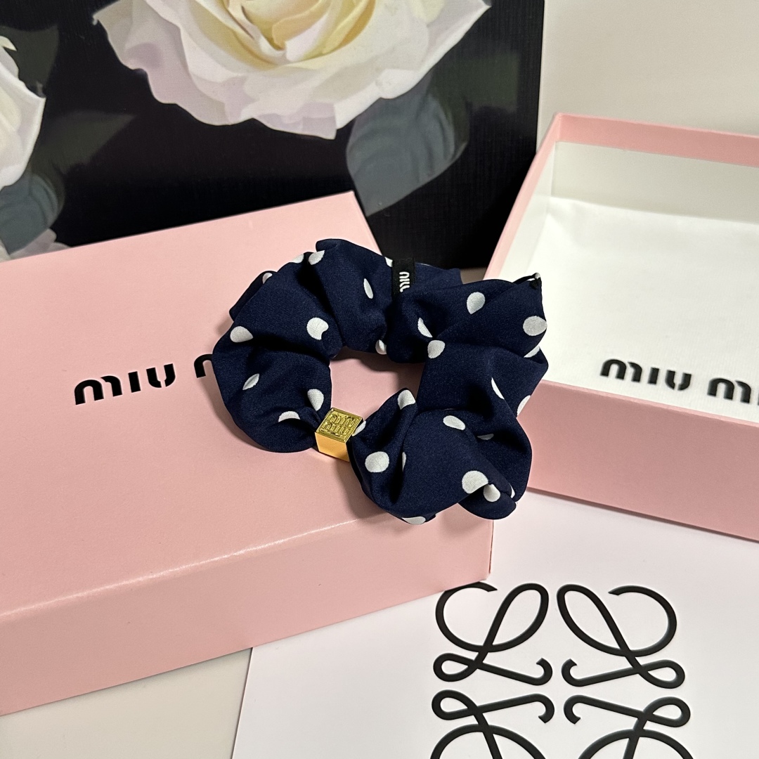  （单个）配全套包装
MiuMiu（缪缪）爆款真丝发圈，专柜款出货
一看就特别高档 超级百搭 必须自留