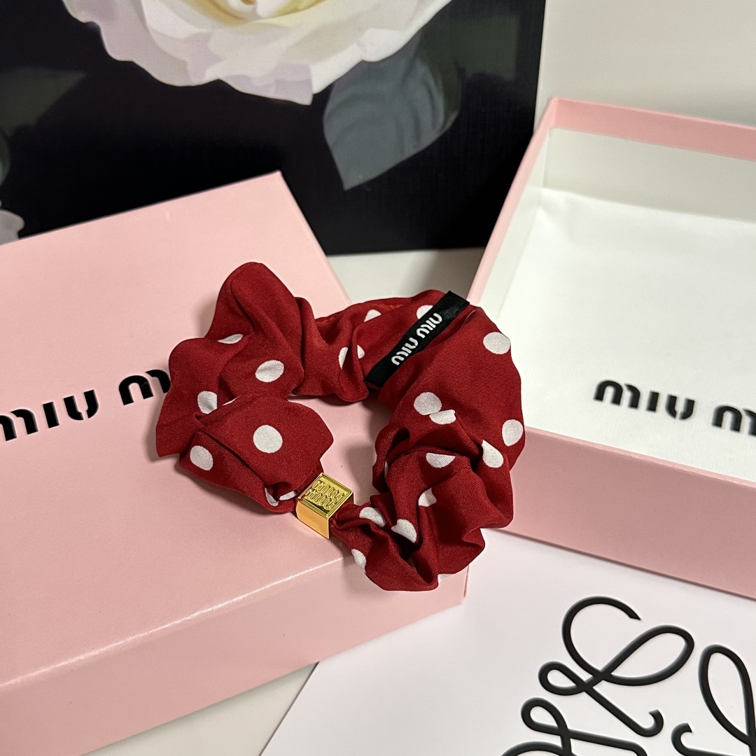  （单个）配全套包装
MiuMiu（缪缪）爆款真丝发圈，专柜款出货
一看就特别高档 超级百搭 必须自留