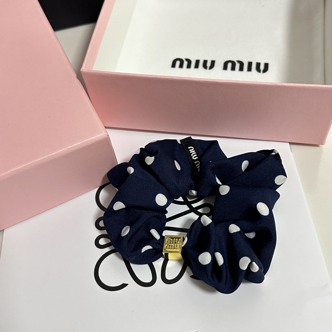  （单个）配全套包装
MiuMiu（缪缪）爆款真丝发圈，专柜款出货
一看就特别高档 超级百搭 必须自留