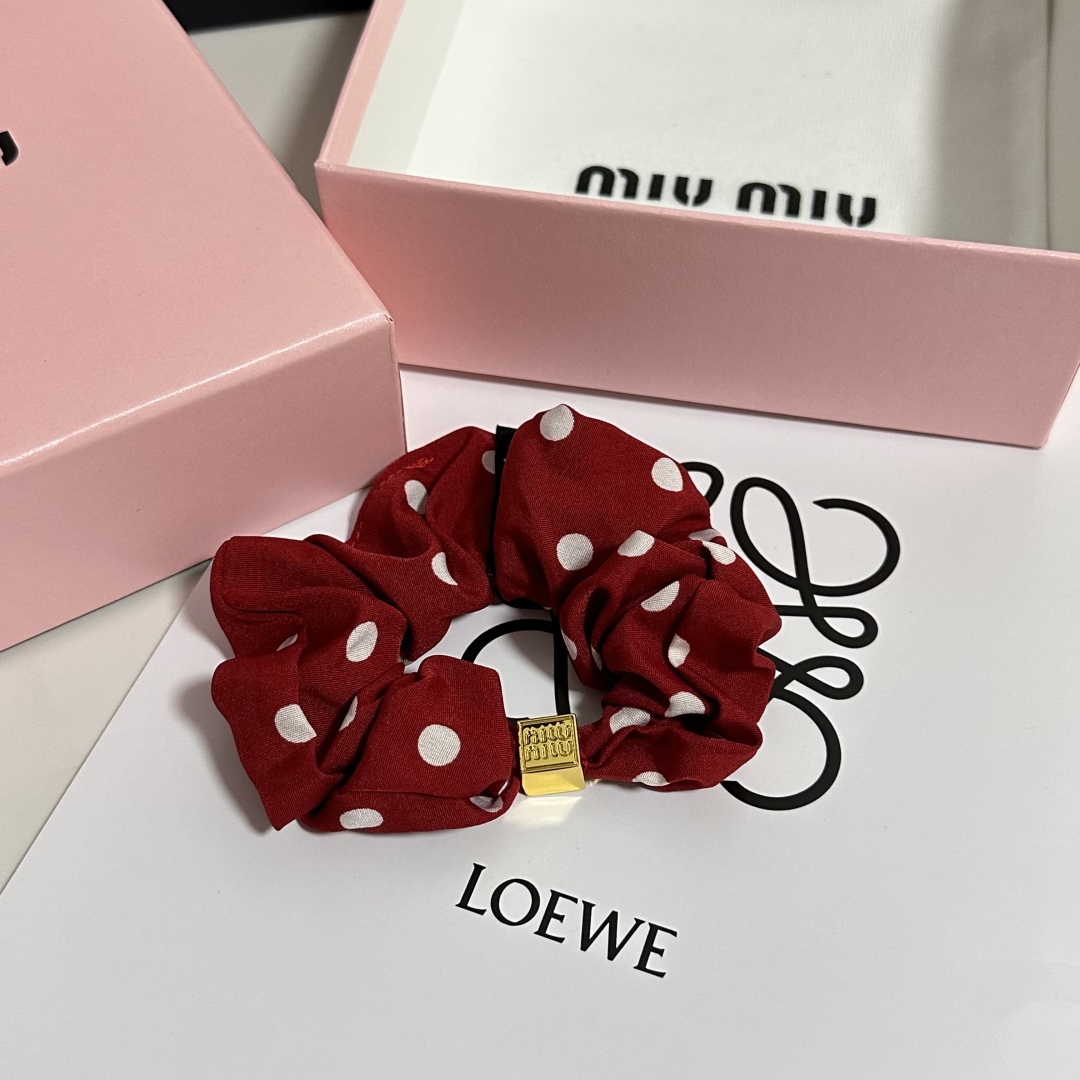  （单个）配全套包装
MiuMiu（缪缪）爆款真丝发圈，专柜款出货
一看就特别高档 超级百搭 必须自留
