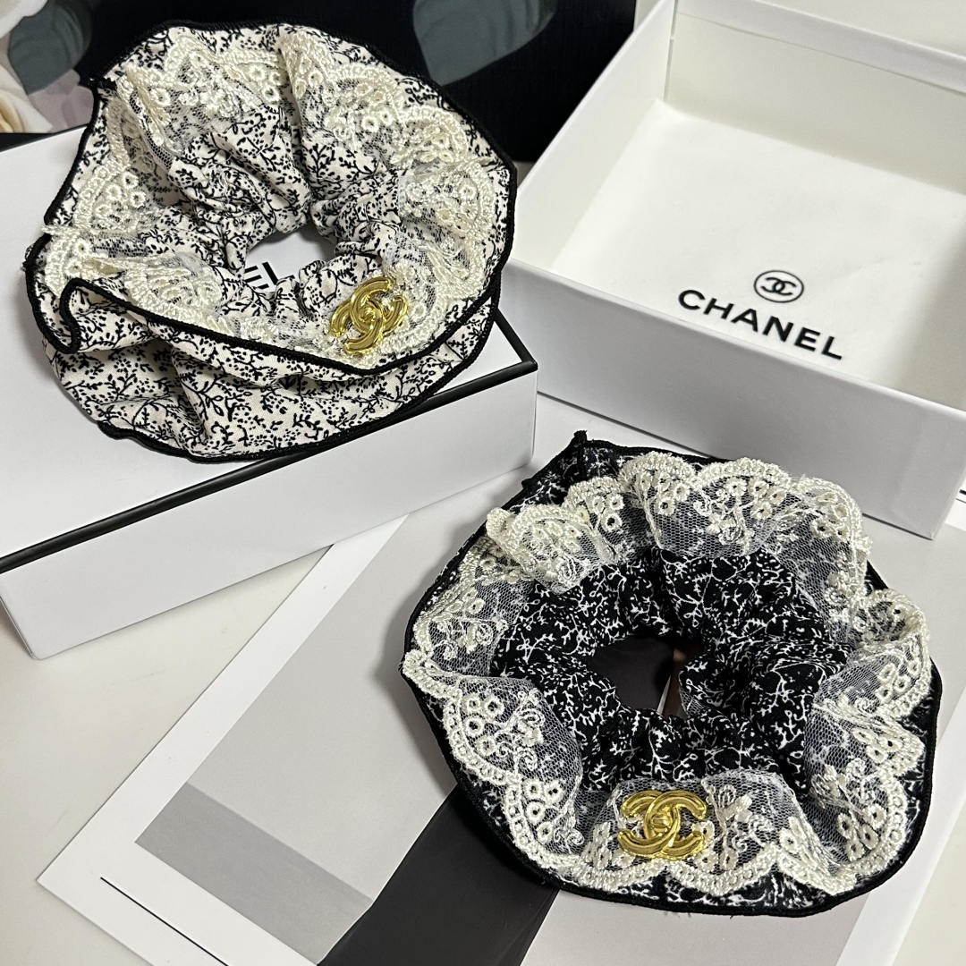  配专柜包装
Chanel（香奈儿）最新小香风发圈
小仙女快入手
特殊材质 不嘞头
可盐可甜～