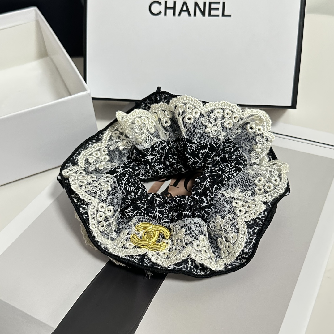  配专柜包装
Chanel（香奈儿）最新小香风发圈
小仙女快入手
特殊材质 不嘞头
可盐可甜～