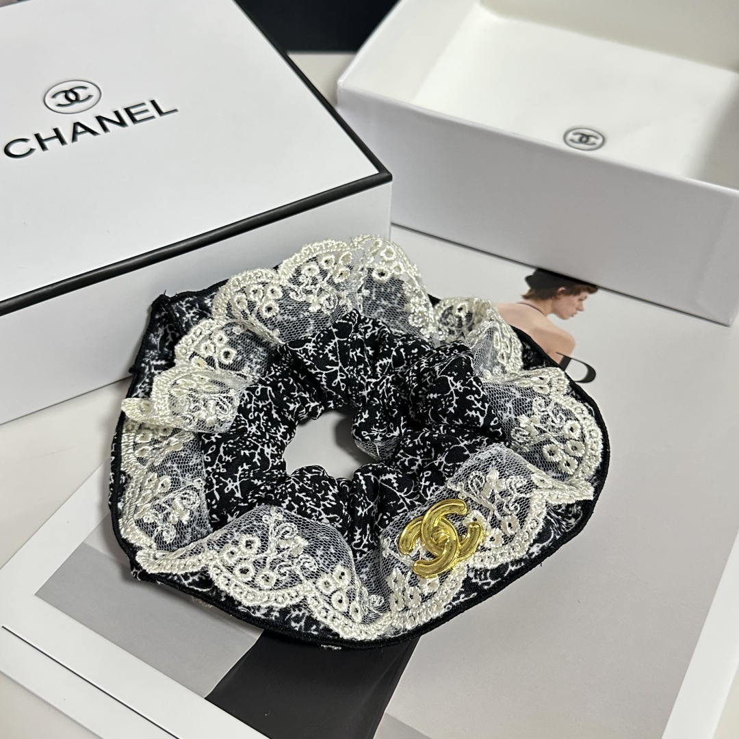  配专柜包装
Chanel（香奈儿）最新小香风发圈
小仙女快入手
特殊材质 不嘞头
可盐可甜～