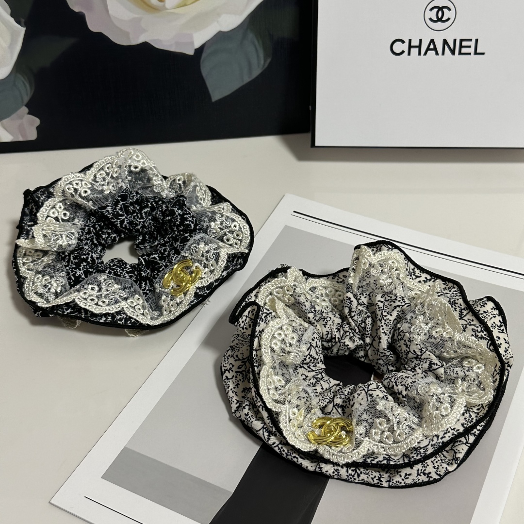  配专柜包装
Chanel（香奈儿）最新小香风发圈
小仙女快入手
特殊材质 不嘞头
可盐可甜～
