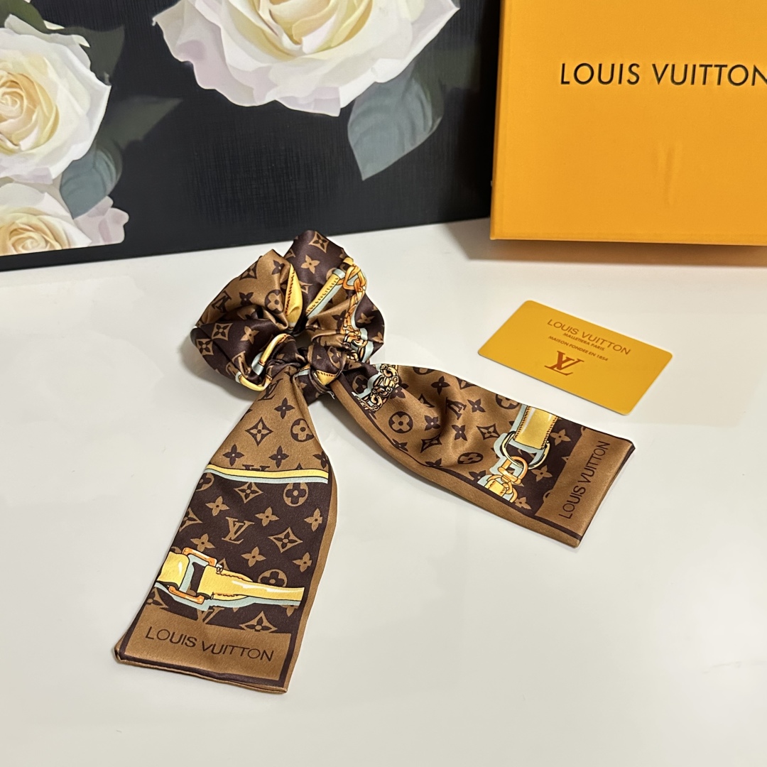  配包装
LV（路易威登）经典真丝发圈 带头上或者手上都非常好看  时尚百搭人手必备单品☑️