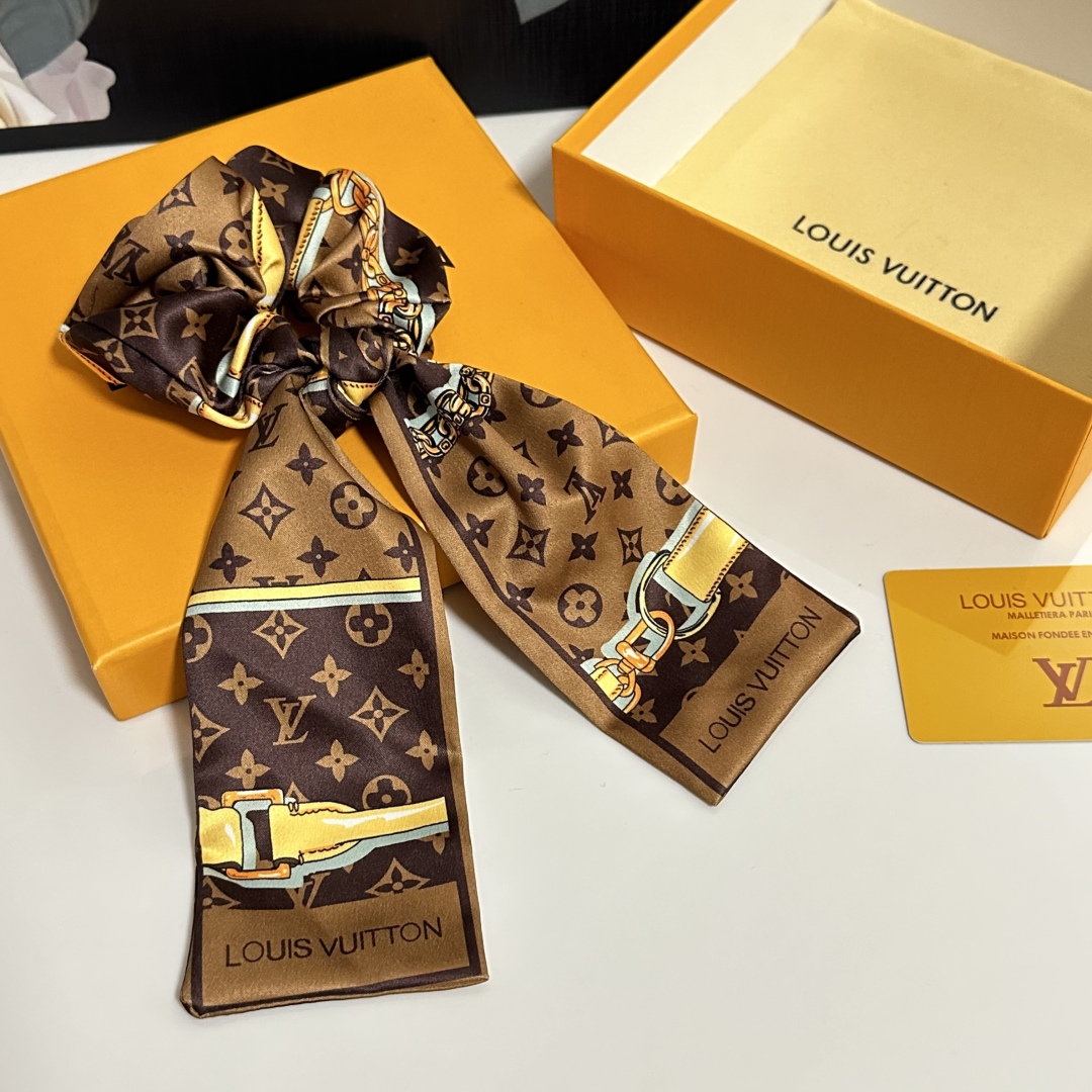  配包装
LV（路易威登）经典真丝发圈 带头上或者手上都非常好看  时尚百搭人手必备单品☑️