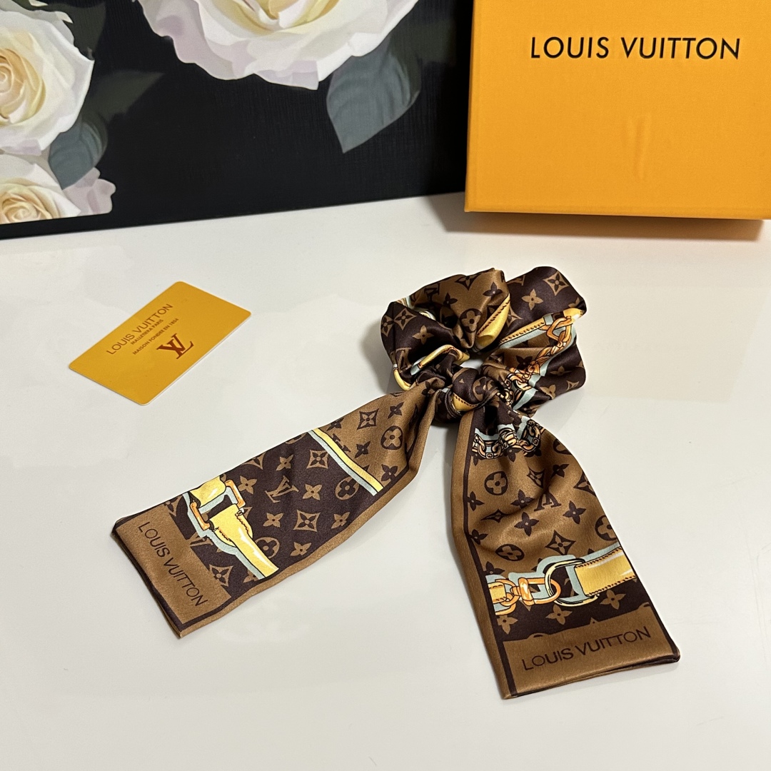  配包装
LV（路易威登）经典真丝发圈 带头上或者手上都非常好看  时尚百搭人手必备单品☑️