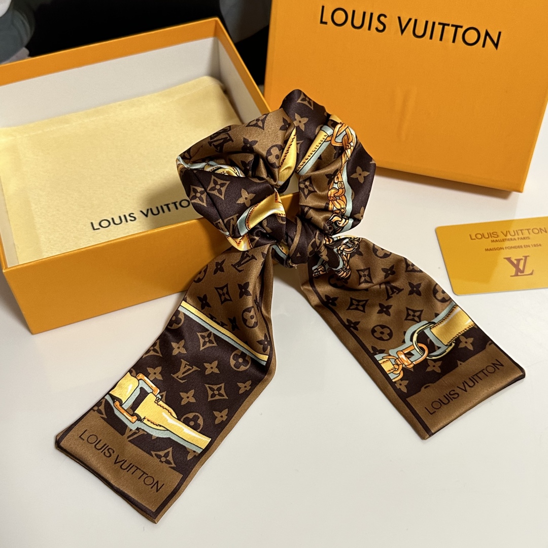  配包装
LV（路易威登）经典真丝发圈 带头上或者手上都非常好看  时尚百搭人手必备单品☑️