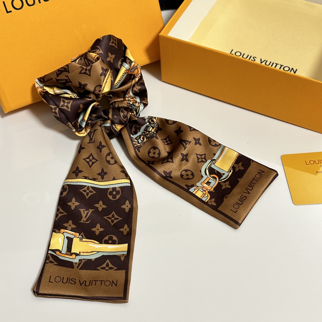  配包装
LV（路易威登）经典真丝发圈 带头上或者手上都非常好看  时尚百搭人手必备单品☑️