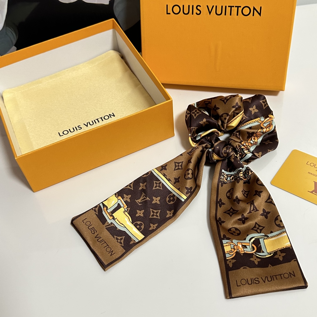  配包装
LV（路易威登）经典真丝发圈 带头上或者手上都非常好看  时尚百搭人手必备单品☑️