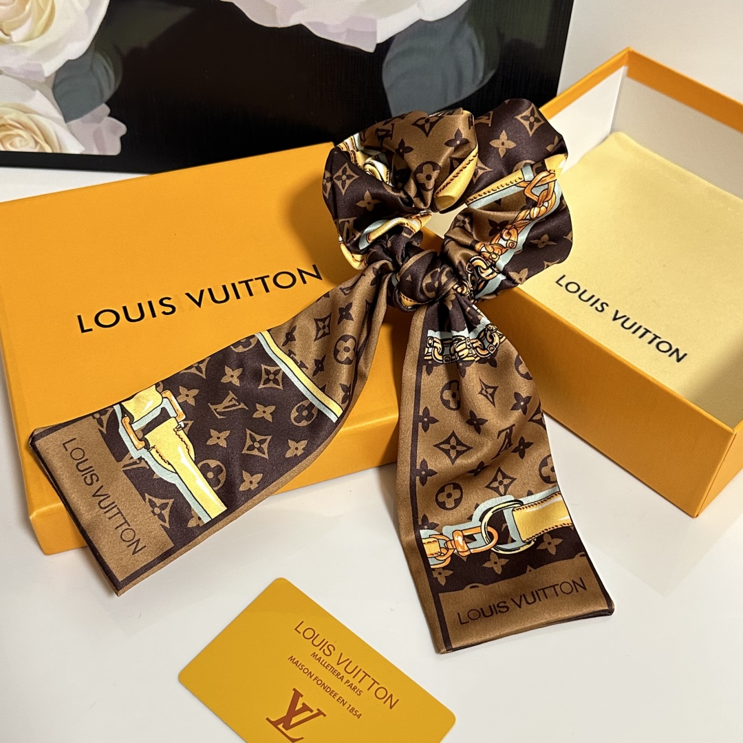  配包装
LV（路易威登）经典真丝发圈 带头上或者手上都非常好看  时尚百搭人手必备单品☑️