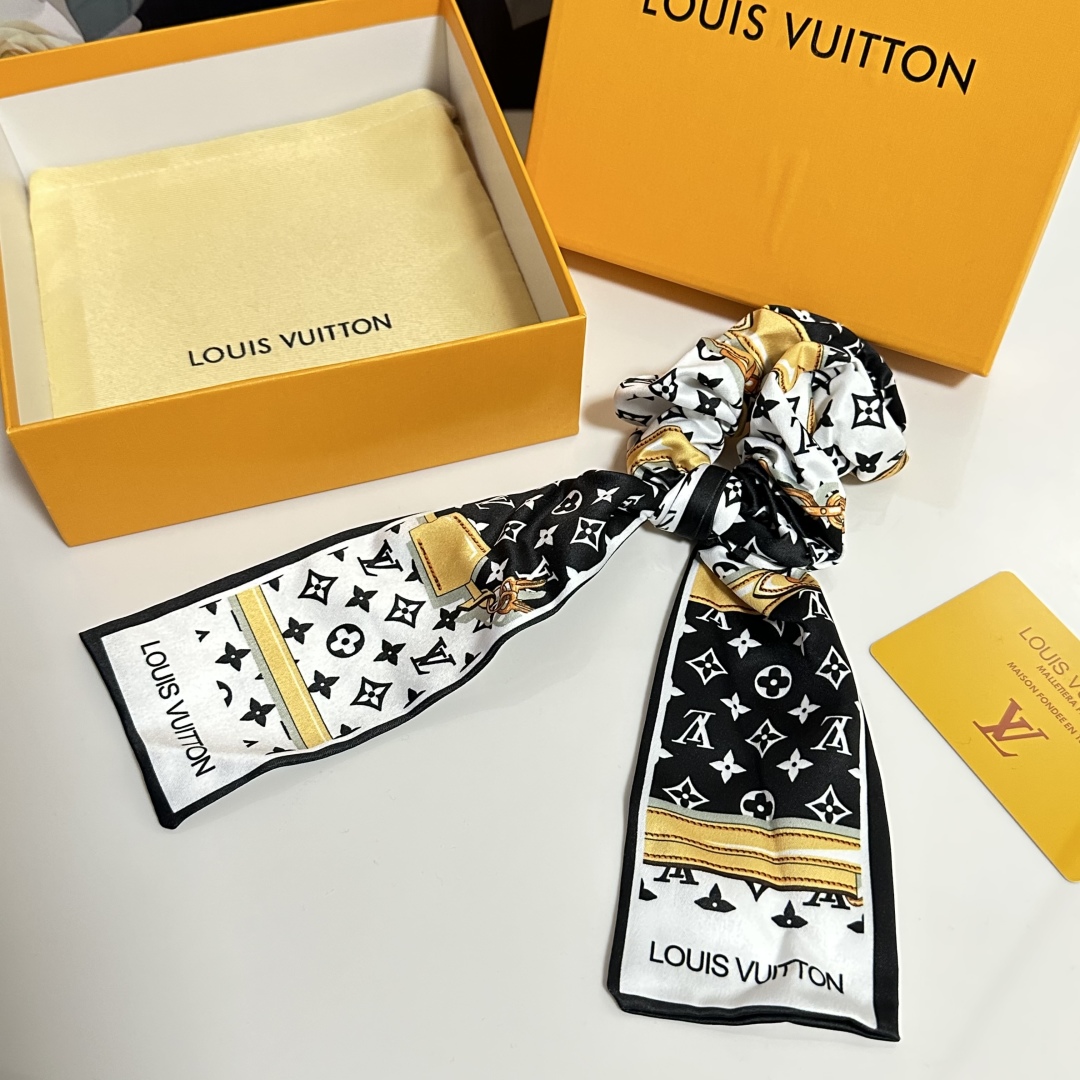  配包装
LV（路易威登）经典真丝发圈 带头上或者手上都非常好看  时尚百搭人手必备单品☑️