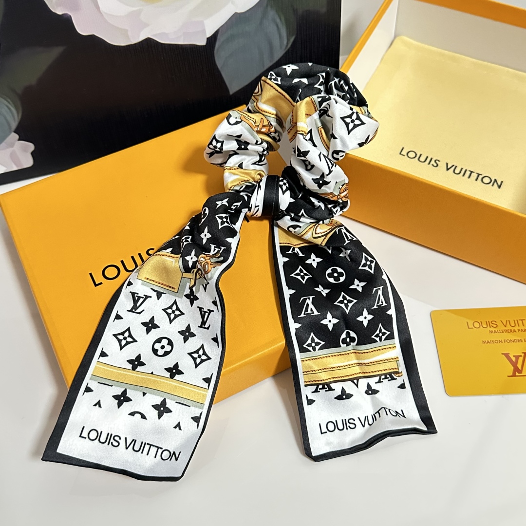  配包装
LV（路易威登）经典真丝发圈 带头上或者手上都非常好看  时尚百搭人手必备单品☑️