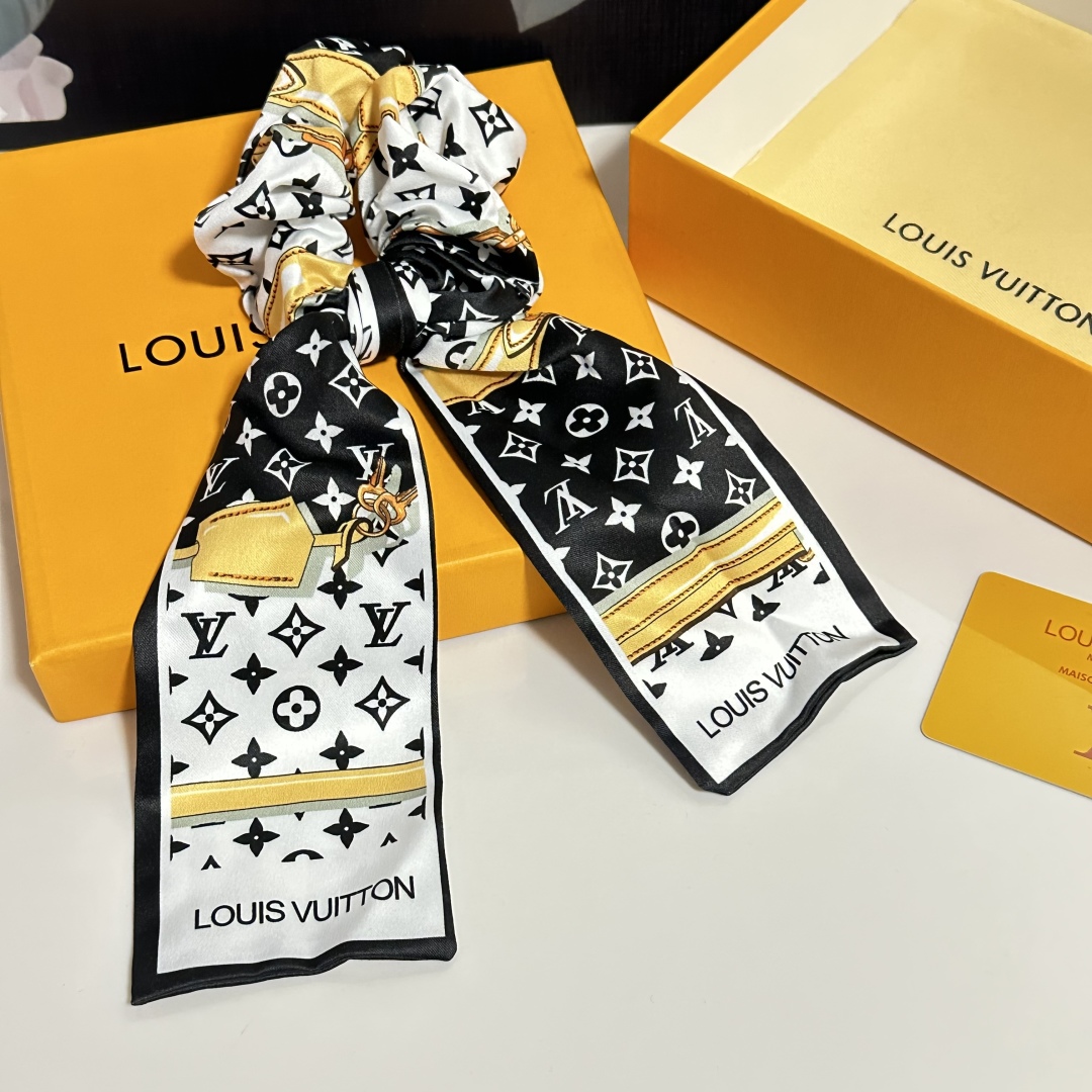  配包装
LV（路易威登）经典真丝发圈 带头上或者手上都非常好看  时尚百搭人手必备单品☑️