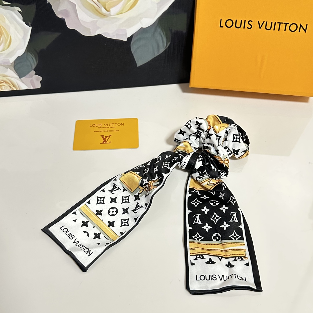  配包装
LV（路易威登）经典真丝发圈 带头上或者手上都非常好看  时尚百搭人手必备单品☑️