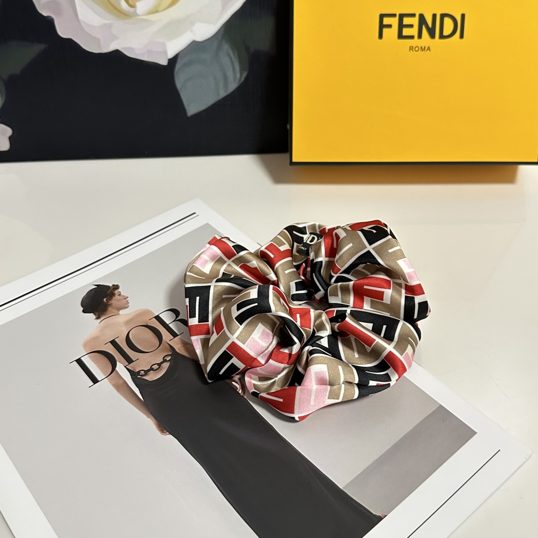  （单个）配全套包装
FENDI（芬迪）爆款真丝发圈，专柜款出货
一看就特别高档 超级百搭 必须自留