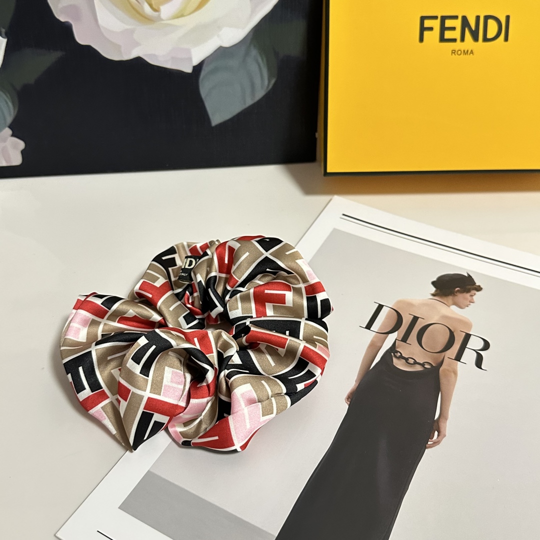  （单个）配全套包装
FENDI（芬迪）爆款真丝发圈，专柜款出货
一看就特别高档 超级百搭 必须自留