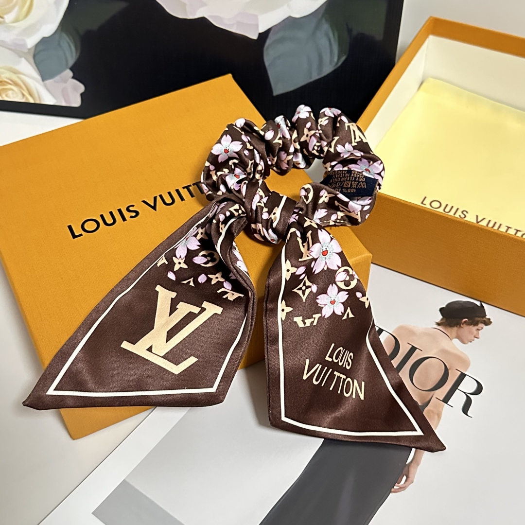  配包装
LV（路易威登）经典真丝发圈 带头上或者手上都非常好看  时尚百搭人手必备单品☑️