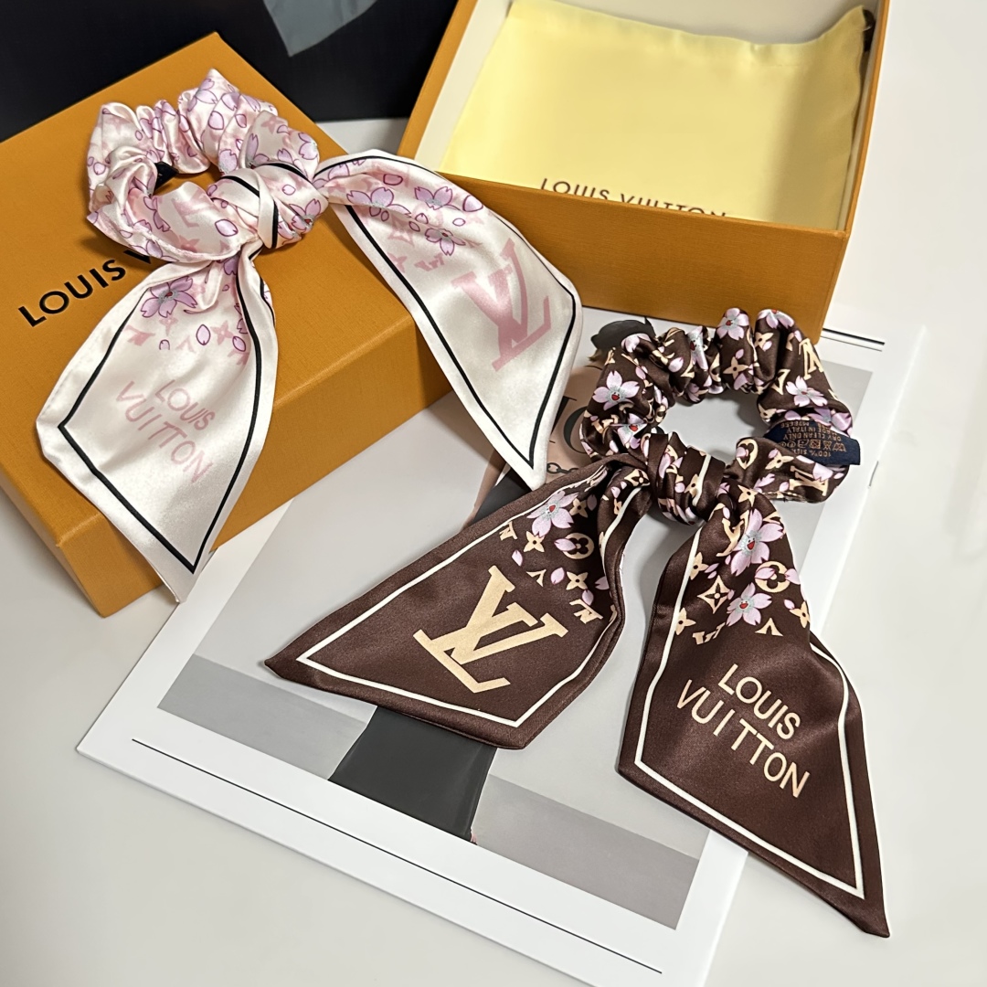  配包装
LV（路易威登）经典真丝发圈 带头上或者手上都非常好看  时尚百搭人手必备单品☑️
