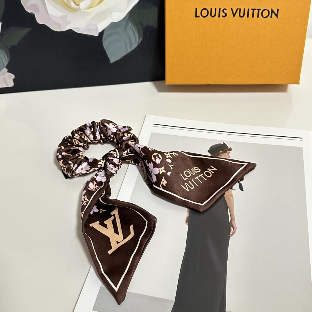  配包装
LV（路易威登）经典真丝发圈 带头上或者手上都非常好看  时尚百搭人手必备单品☑️
