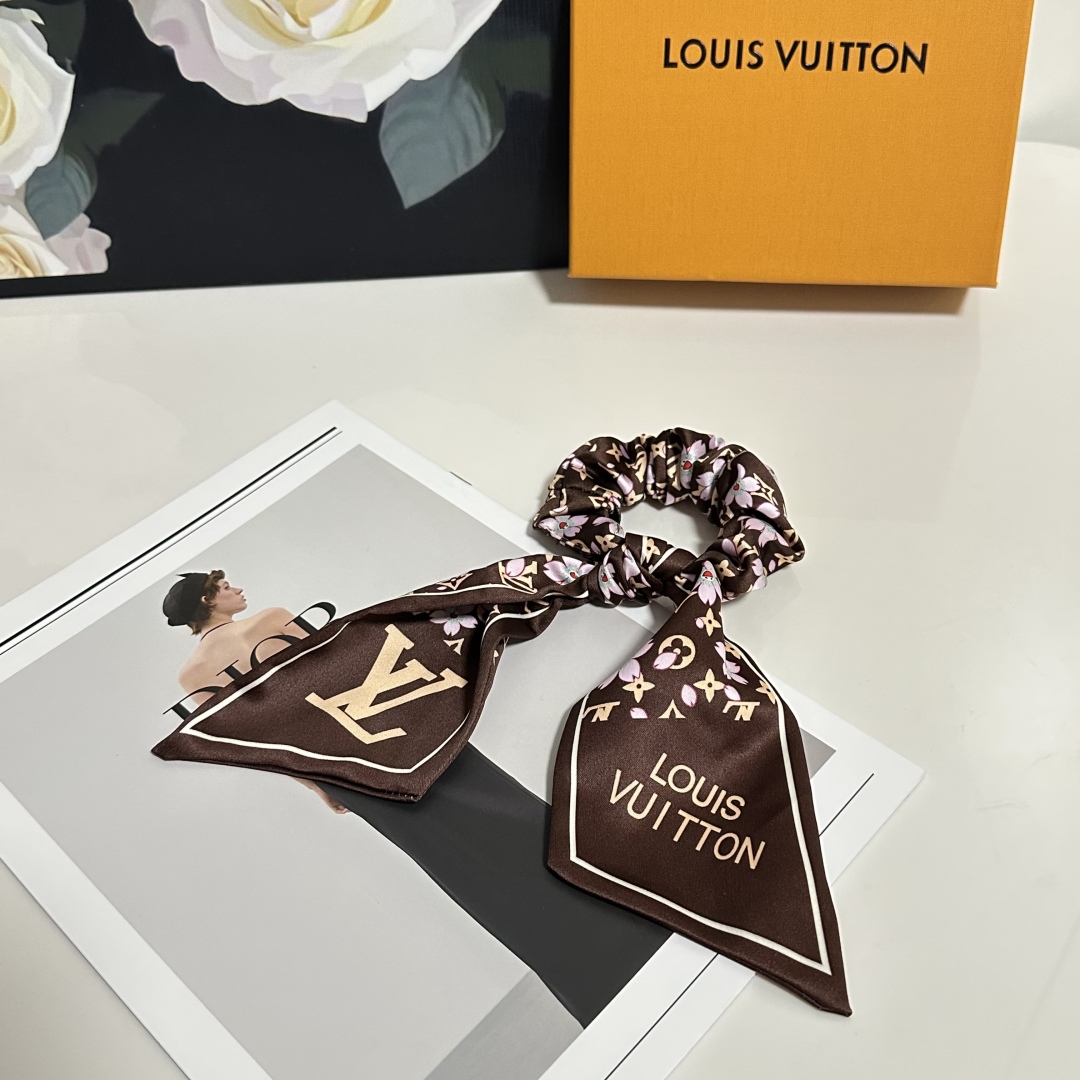  配包装
LV（路易威登）经典真丝发圈 带头上或者手上都非常好看  时尚百搭人手必备单品☑️