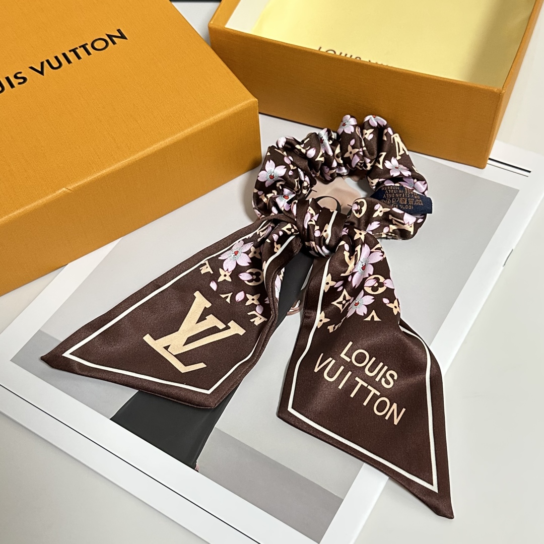  配包装
LV（路易威登）经典真丝发圈 带头上或者手上都非常好看  时尚百搭人手必备单品☑️