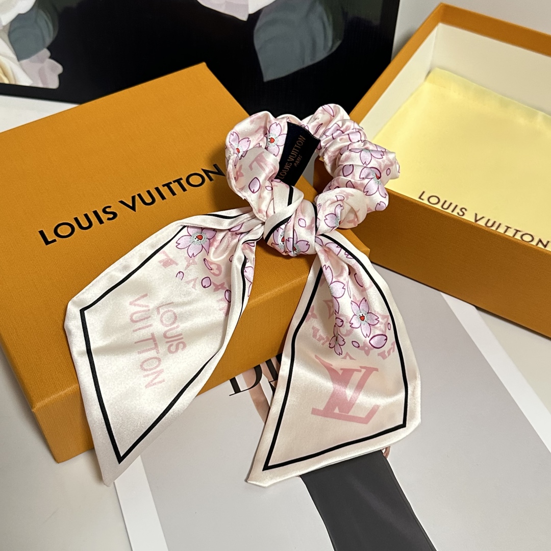  配包装
LV（路易威登）经典真丝发圈 带头上或者手上都非常好看  时尚百搭人手必备单品☑️