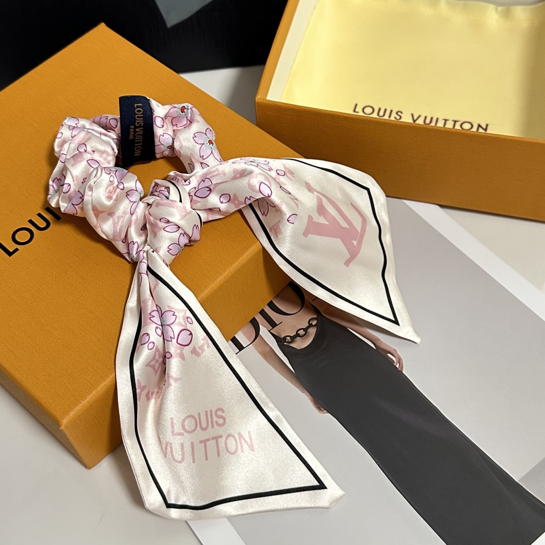  配包装
LV（路易威登）经典真丝发圈 带头上或者手上都非常好看  时尚百搭人手必备单品☑️