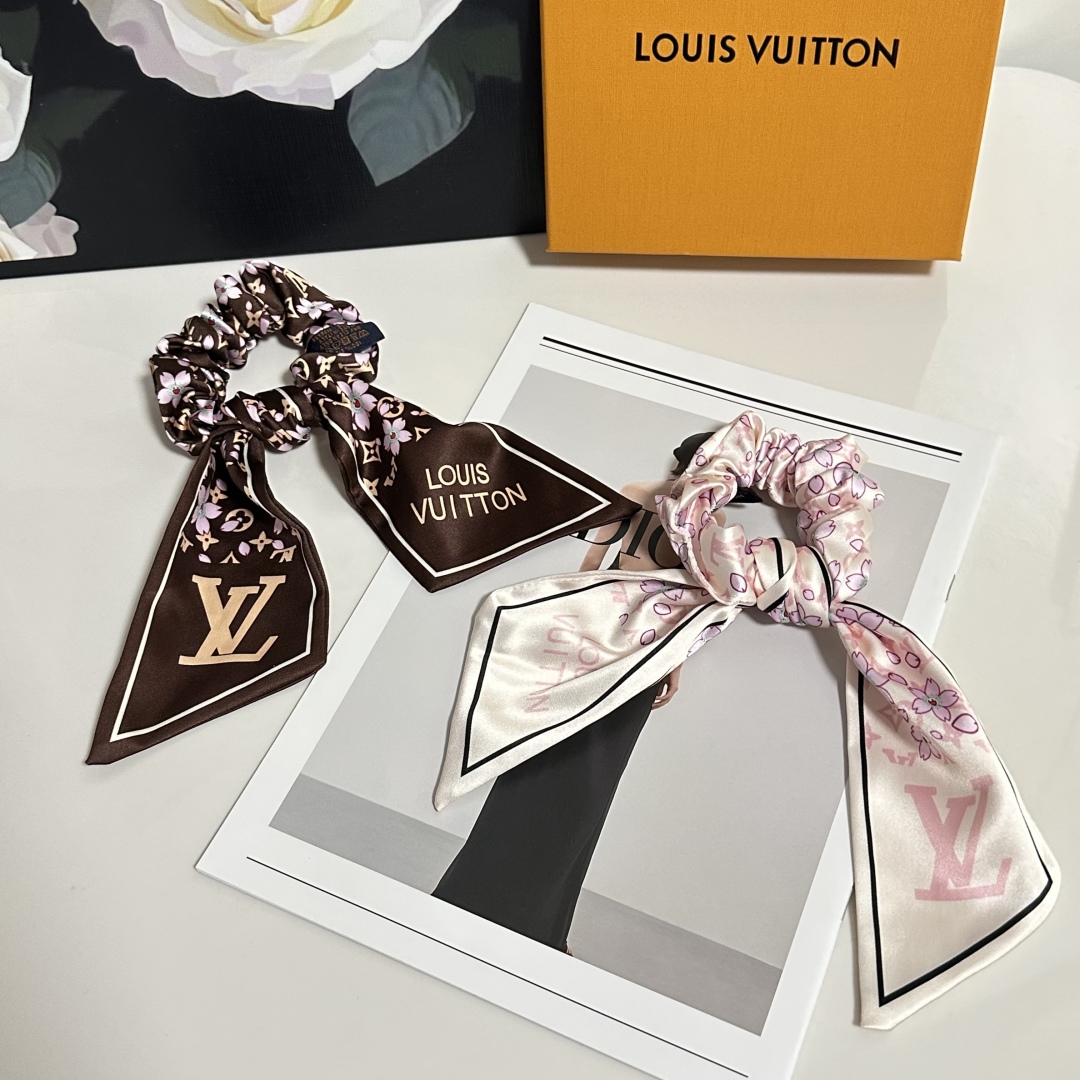  配包装
LV（路易威登）经典真丝发圈 带头上或者手上都非常好看  时尚百搭人手必备单品☑️