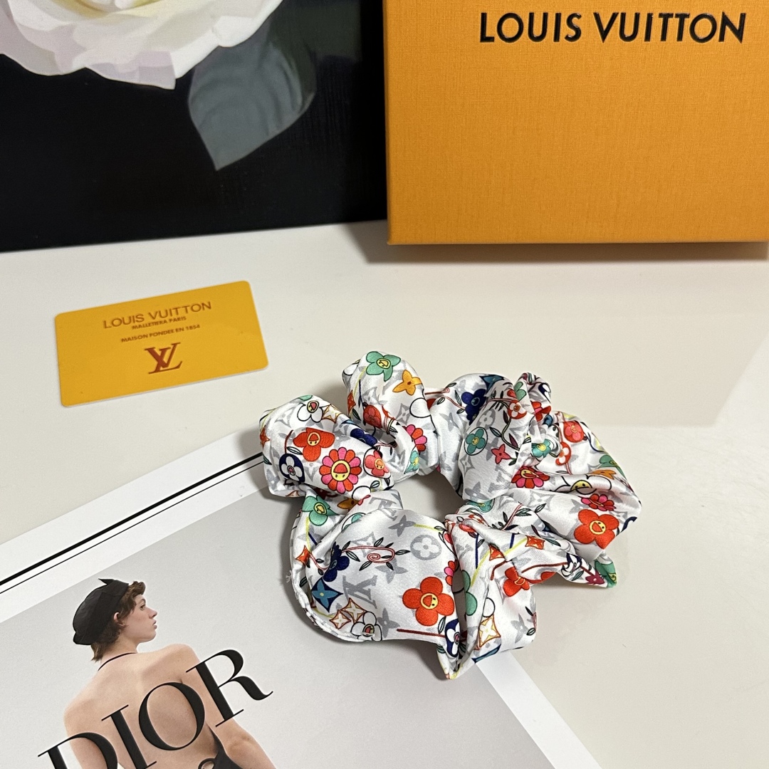  配包装
LV（路易威登）经典真丝发圈 带头上或者手上都非常好看  时尚百搭人手必备单品☑️