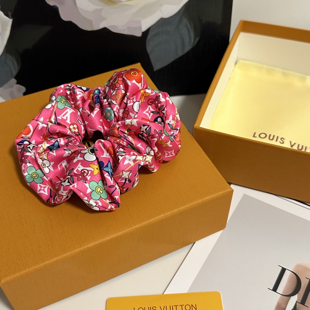  配包装
LV（路易威登）经典真丝发圈 带头上或者手上都非常好看  时尚百搭人手必备单品☑️
