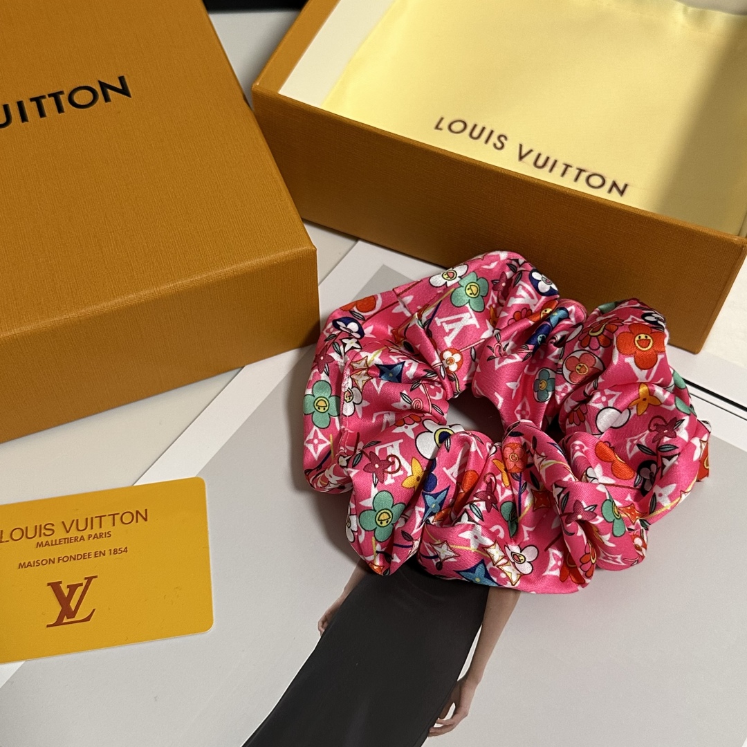  配包装
LV（路易威登）经典真丝发圈 带头上或者手上都非常好看  时尚百搭人手必备单品☑️