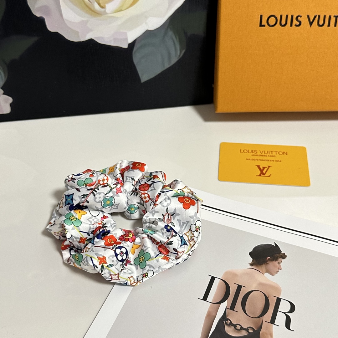  配包装
LV（路易威登）经典真丝发圈 带头上或者手上都非常好看  时尚百搭人手必备单品☑️