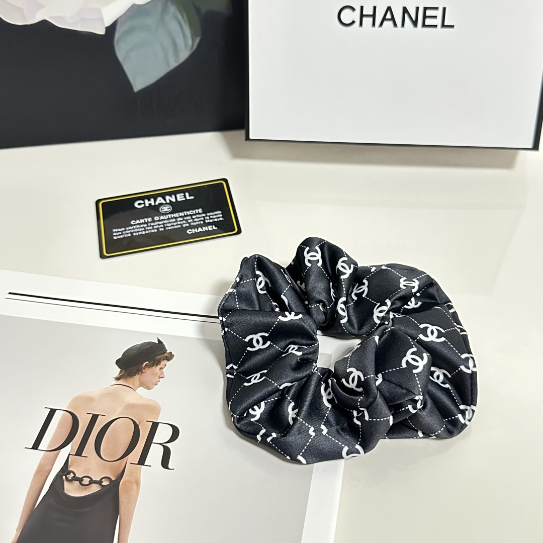  配包装
Chanel（香奈儿）经典真丝发圈 带头上或者手上都非常好看  时尚百搭人手必备单品☑️