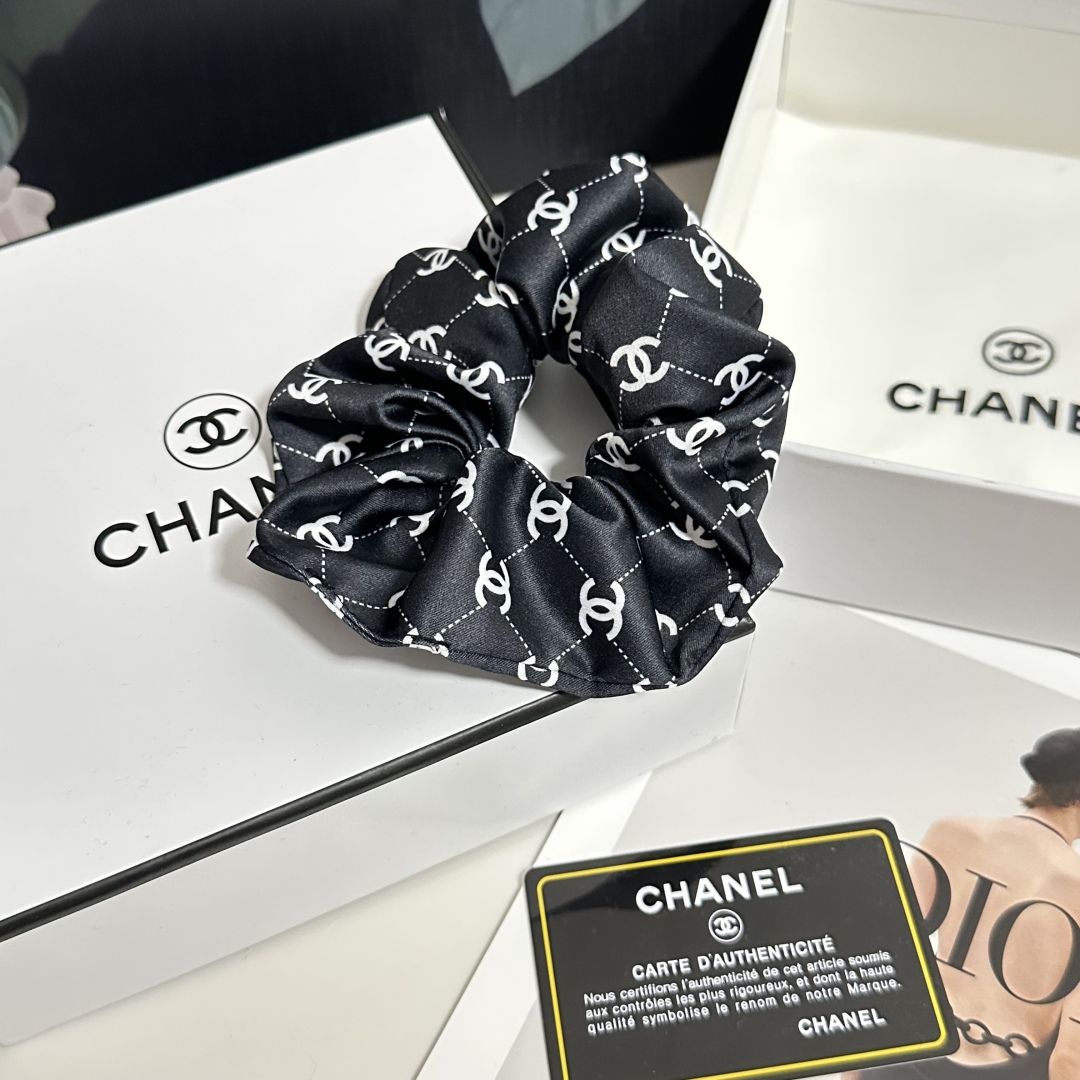  配包装
Chanel（香奈儿）经典真丝发圈 带头上或者手上都非常好看  时尚百搭人手必备单品☑️