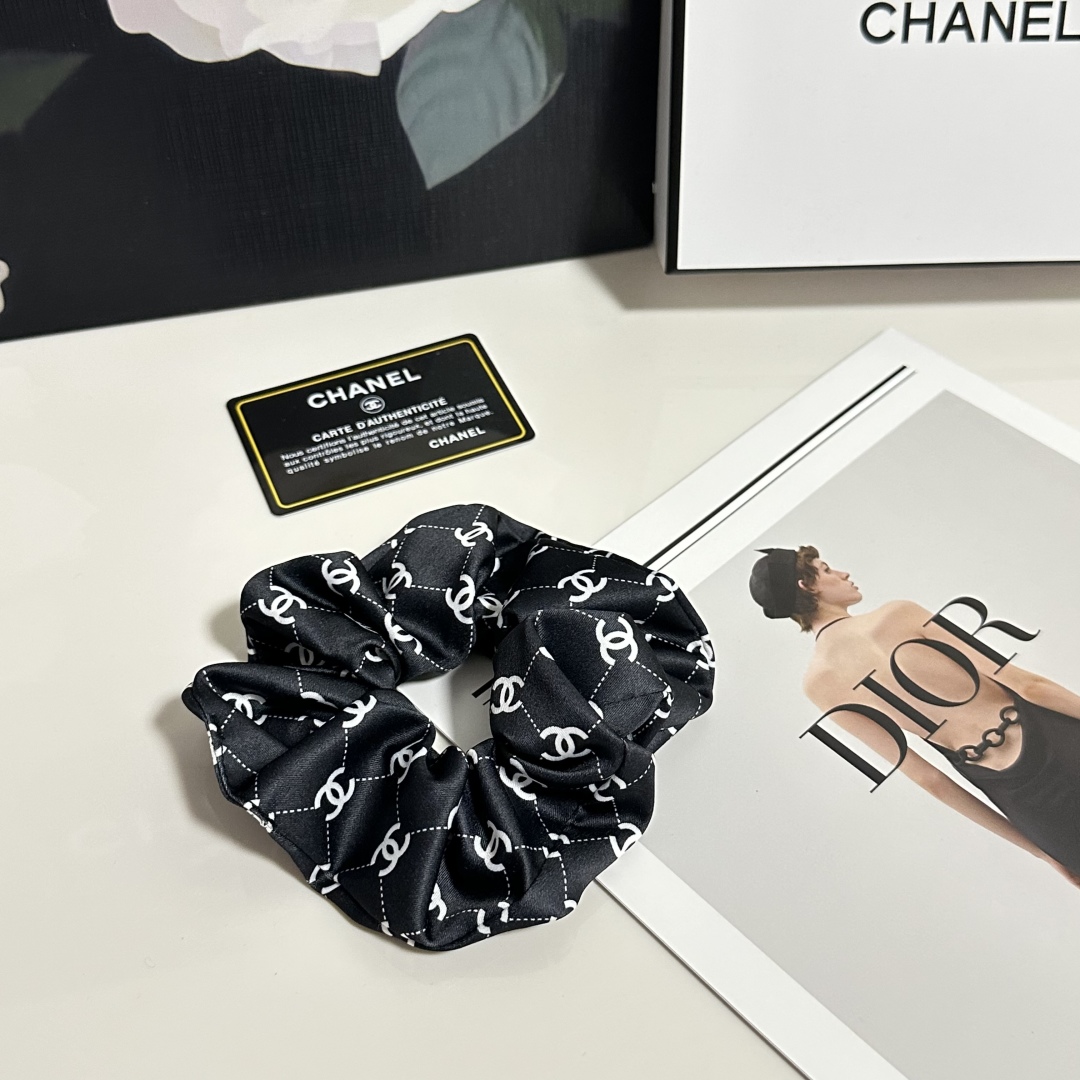  配包装
Chanel（香奈儿）经典真丝发圈 带头上或者手上都非常好看  时尚百搭人手必备单品☑️