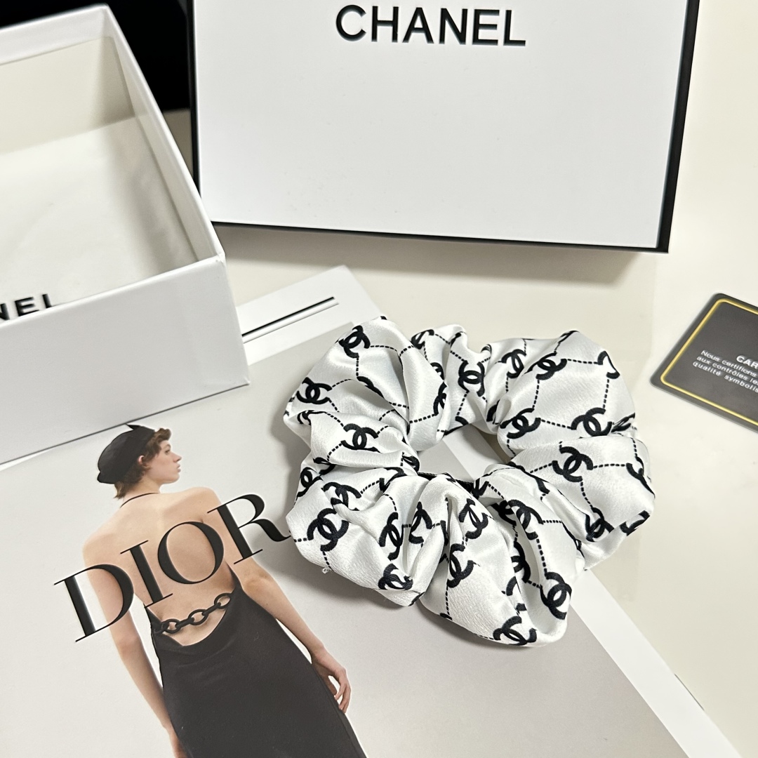  配包装
Chanel（香奈儿）经典真丝发圈 带头上或者手上都非常好看  时尚百搭人手必备单品☑️