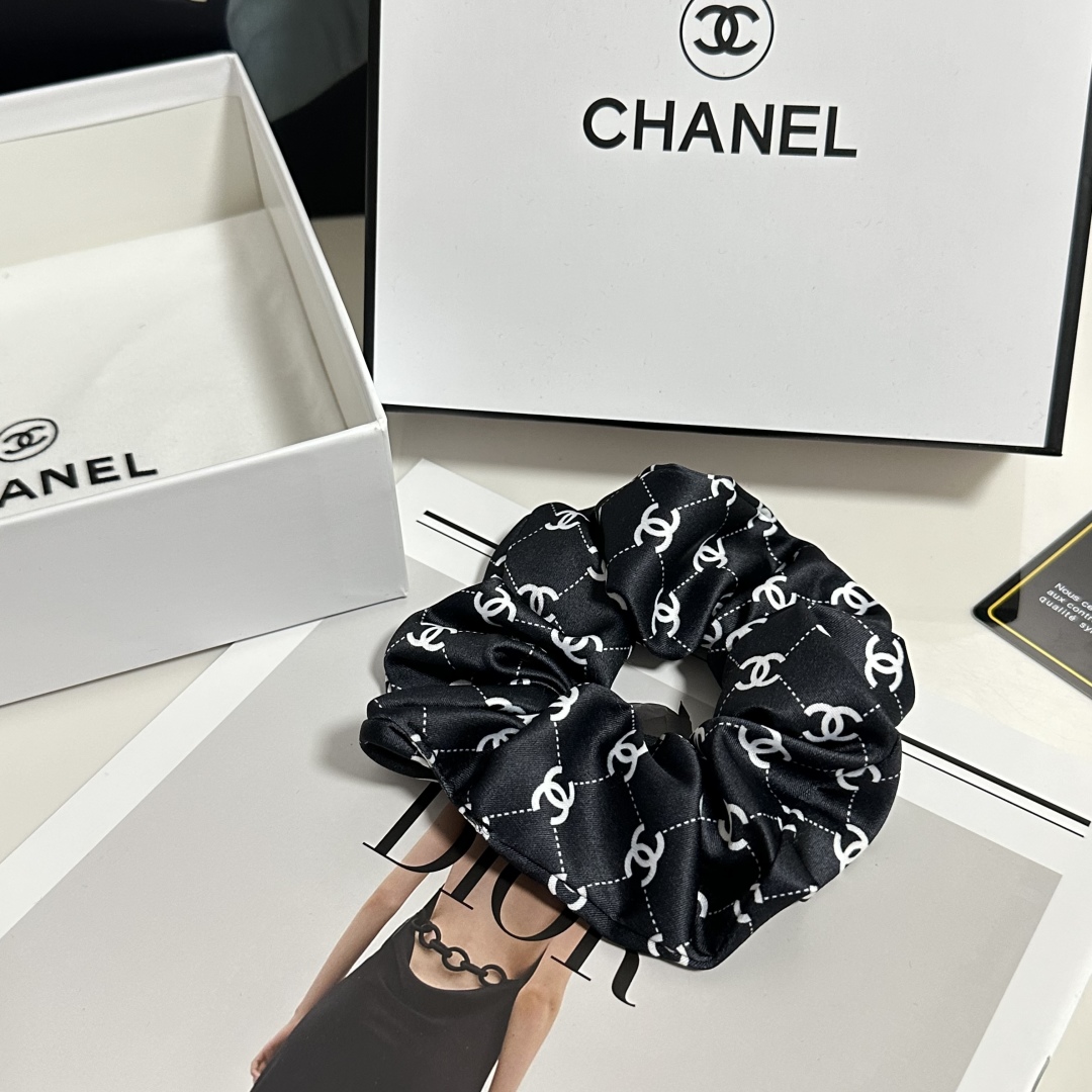  配包装
Chanel（香奈儿）经典真丝发圈 带头上或者手上都非常好看  时尚百搭人手必备单品☑️