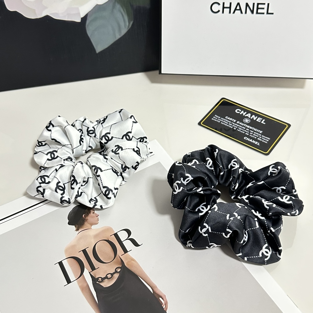  配包装
Chanel（香奈儿）经典真丝发圈 带头上或者手上都非常好看  时尚百搭人手必备单品☑️
